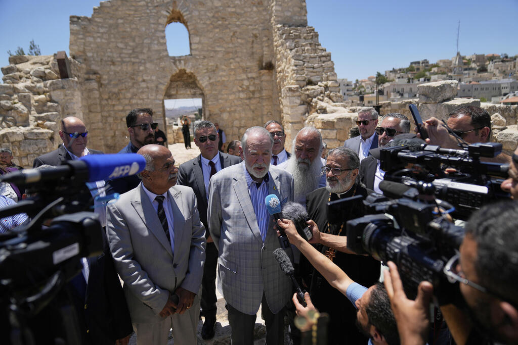 U.S. Ambassador to Israel Mike Huckabee visiting the Church of Saint George in Taybeh (Photo: AP Photo/Nasser Nasser) מייק האקבי בכפר הפלסטיני א-טייבה