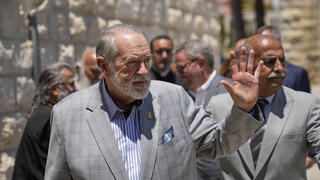 מייק האקבי בכפר הפלסטיני א-טייבה