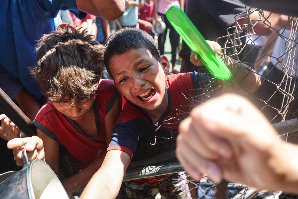 Food distribution in Central Gaza (Photo: Ramadan Abed/Reuters) חלוקת מזון במרכז רצועת עזה