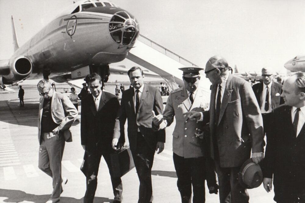 פגישות שסללו את הדרך לשיתופי פעולה מדיניים. ניל ארמסטרונג (שלישי משמאל) מגיע לביקור ההיסטורי בברית המועצות ב-1970