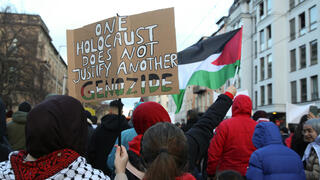 "שואה אחת לא מצדיקה רצח עם נוסף". מפגינה אנטי-ישראלית בברלין מניפה שלט עם האשמה ב"רצח עם" כבר בנובמבר 2023