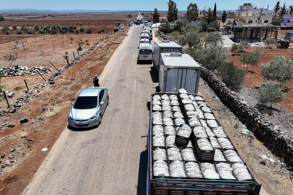 משאיות סיוע הומניטרי בדרכן לא-סווידא, סוריה