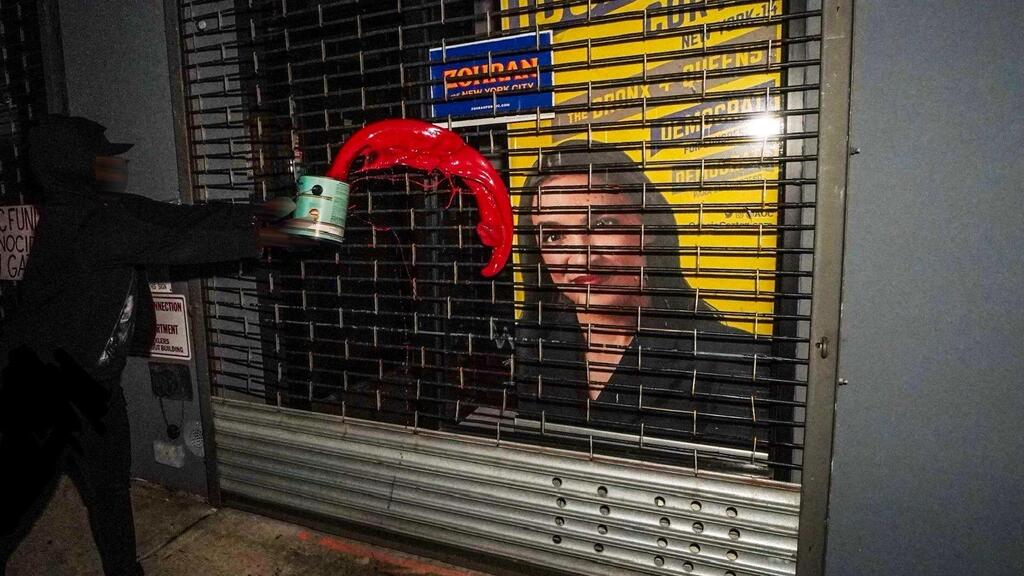 ארה"ב אלכסנדרייה אוקסיו קורטז משרד הושחת צבע דם כי לא הצביעה נגד ישראל