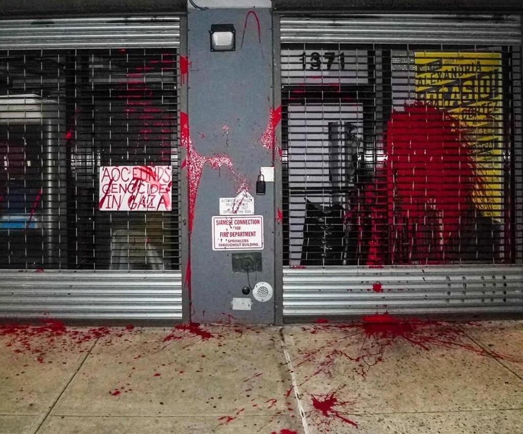 ארה"ב אלכסנדרייה אוקסיו קורטז משרד הושחת צבע דם כי לא הצביעה נגד ישראל