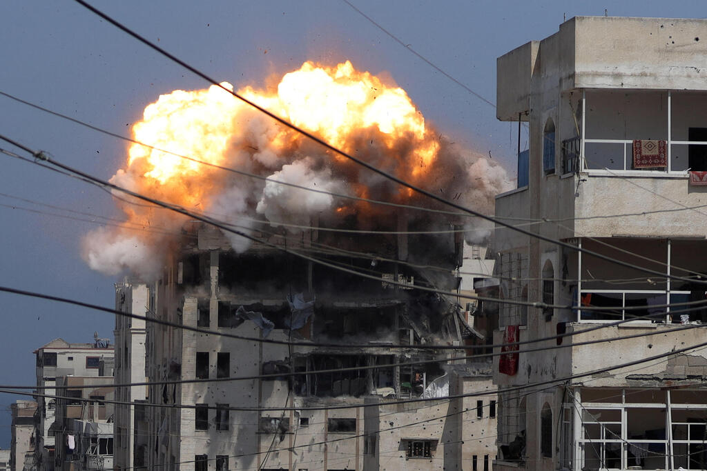 IDF strikes a building in Gaza City in the center of the Strip (Photo: Khamis Al-Rifi / Reuters) IDF strikes a building in Gaza City in the center of the Strip