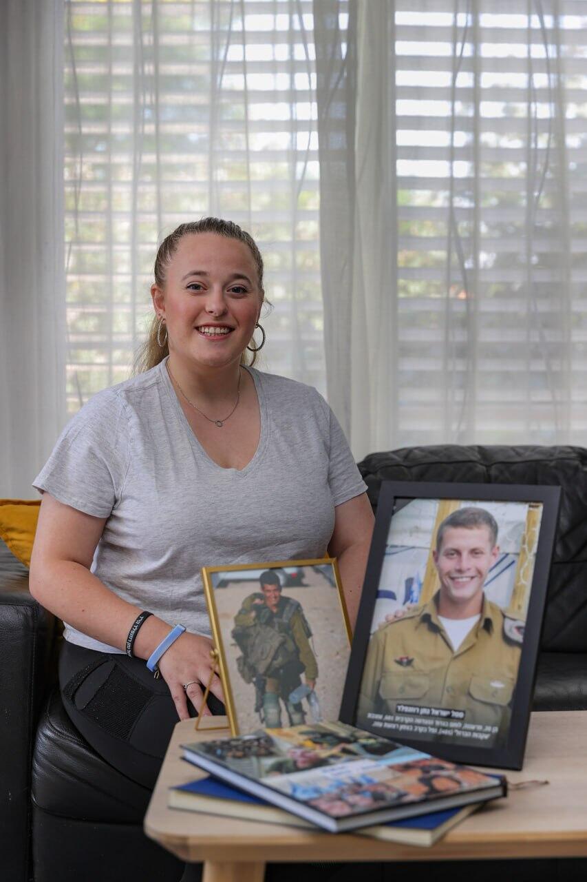 Eliora with the photos of her partner Hallel and her brother Natan (Photo: Yaron Brener) אליאורה רוזנפלד - בן זוגה הלל שמואל סעדון ז"ל ואחיה ישראל נתן רוזנפלד ז"ל נפלו במלחמה