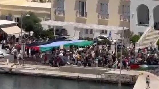 מאות ישראלים תקועים על ספינה ביוון בעקבות הפגנה פרו פלסטינית