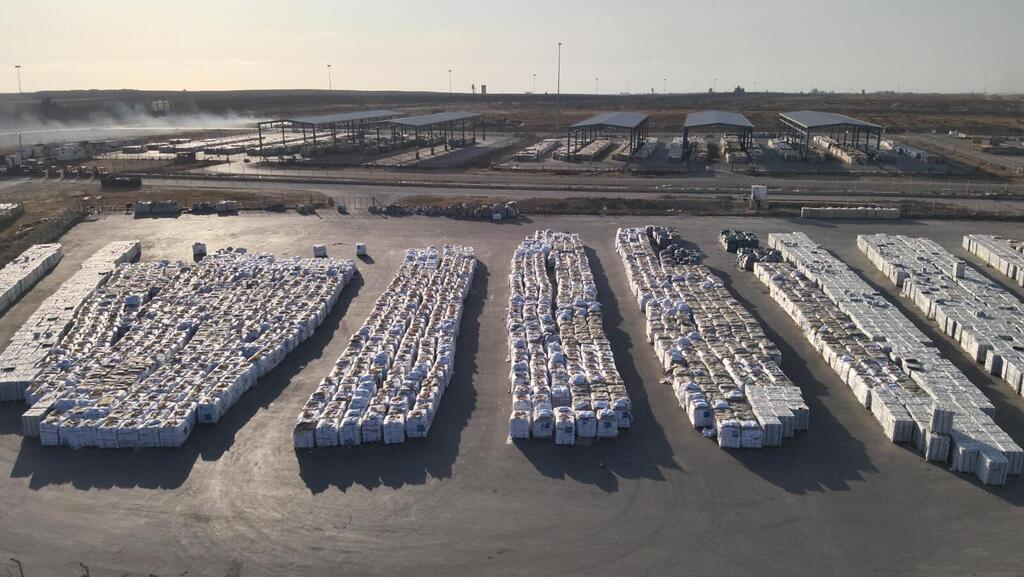 משאיות ממתינות לאיסוף והפצה מצד האו״ם בצד הפלסטיני של מעבר כרם שלום