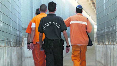 אסירים בכלא רימונים