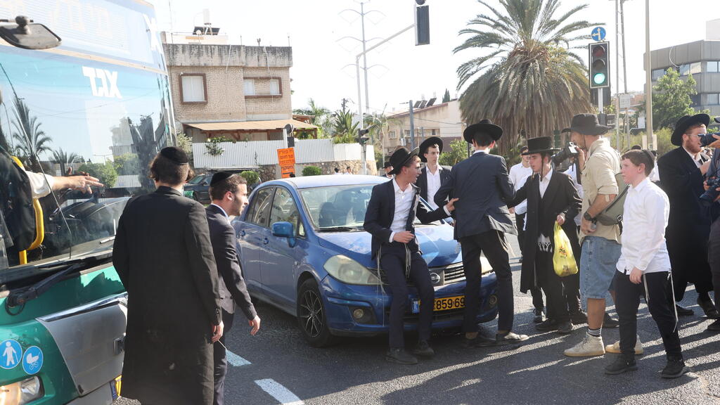 הפגנת חרדים בצומת קוקה קולה