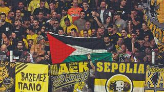 דגל פלסטין ביציע של א.א.ק אתונה