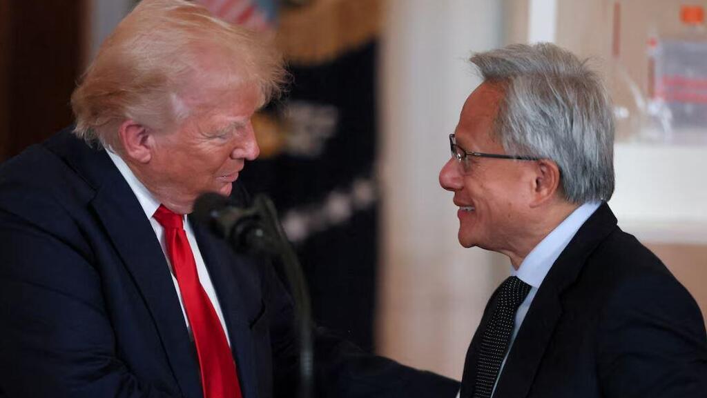 President Trump and Jensen Huang shake hands (Photo: Reuters) הנשיא טראמפ וג'נסן הואנג לוחצים ידיים