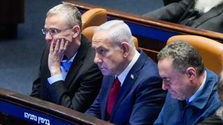 איתמר בן גביר, ישראל כ"ץ, אלי כהן, ביבי בנימין נתניהו, יריב לוין, יצחק גולדקנופף במליאת הכנסת