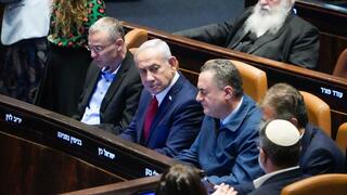 איתמר בן גביר, ישראל כ"ץ, אלי כהן, ביבי בנימין נתניהו, יריב לוין, יצחק גולדקנופף במליאת הכנסת