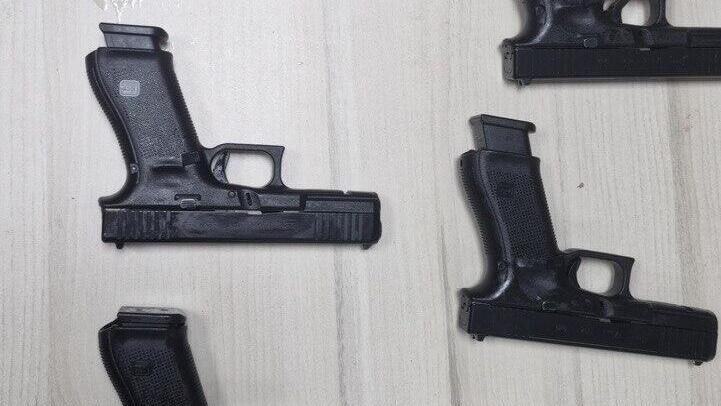 שוטרים עצרו נהג מונית שהסתיר ברכבו תיק שהכיל אקדחי גלוק