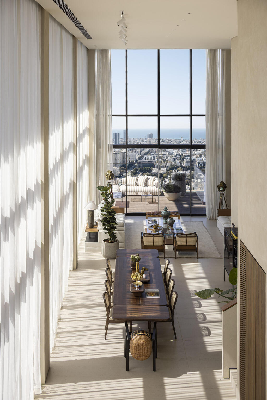 פנטהאוז במגדלי בבלי, אדריכלות: גל נאור, ריהוט: אריק בן שמחון