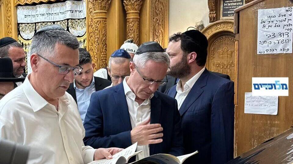 שר החוץ גדעון סער התפלל בקבר רבי נחמן מברסלב