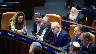 איתמר בן גביר, ישראל כ"ץ, אלי כהן, ביבי בנימין נתניהו, בצלאל סמוטריץ', יריב לוין, יצחק גולדקנופף במליאת הכנסת