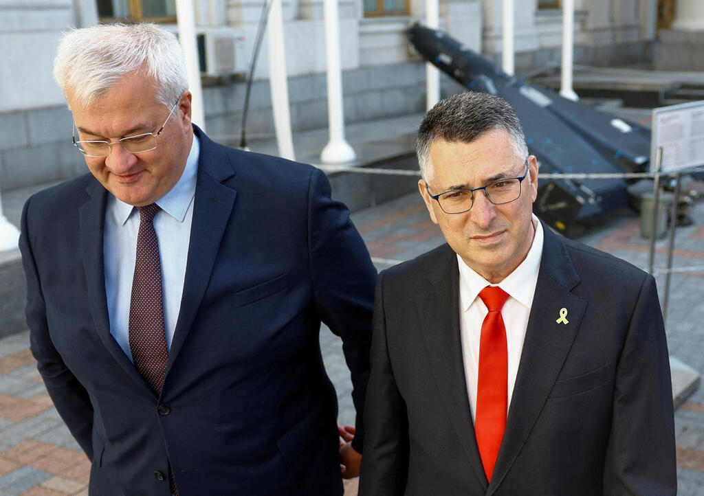  שר החוץ גדעון סער עם שר החוץ האוקראיני אנדרי סיביהה, בקייב