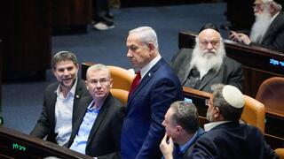 איתמר בן גביר, ישראל כ"ץ, ביבי בנימין נתניהו, בצלאל סמוטריץ', יריב לוין, יצחק גולדקנופף במליאת הכנסת