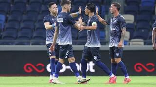 שחקני עירוני קריית שמונה חוגגים עם יאיר מרדכי