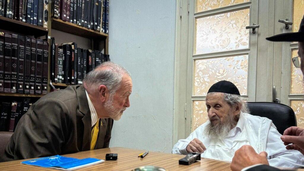 הרב דוב לנדו מארח בבני ברק את שגריר ארה"ב בישראל, מייק האקבי, שהגיע לביקור התייעצות וברכה