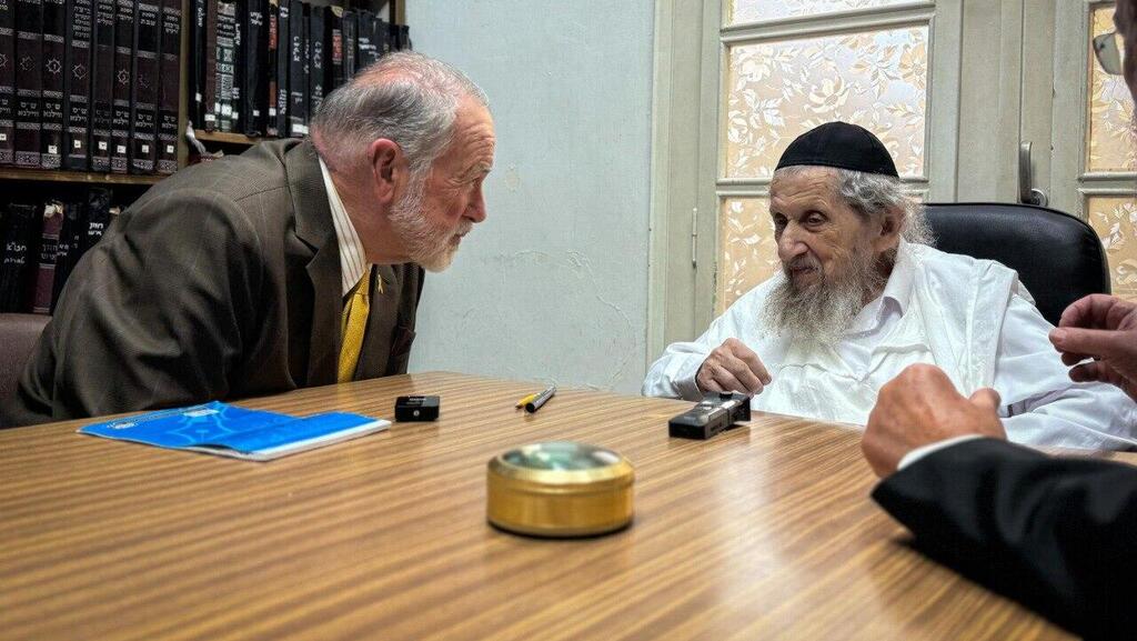הרב דוב לנדו מארח בבני ברק את שגריר ארה"ב בישראל, מייק האקבי, שהגיע לביקור התייעצות וברכה