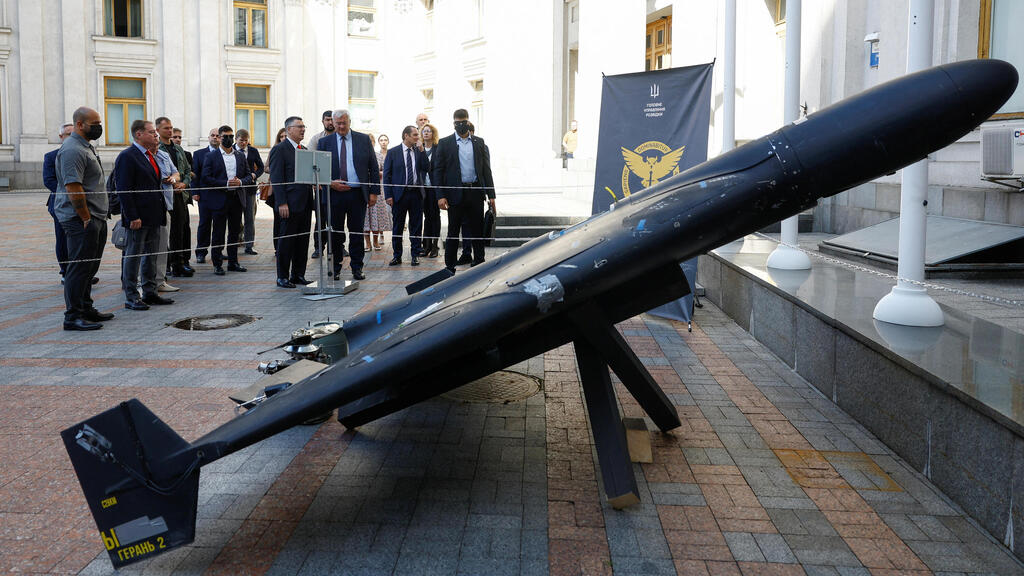 Ukraine’s Foreign Minister Andrii Sybiha shows Foreign Minister Gideon Sa’ar a Russian-made suicide drone identical to the Iranian Shahed (Photo: REUTERS/Valentyn Ogirenko) שר החוץ גדעון סער עם שר החוץ האוקראיני אנדרי סיביהה, בקייב