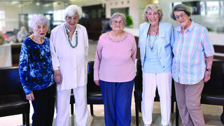 מימין לשמאל: לאה הרן (הרצברג) בת ה-101, זהבה סליצקי בת ה-102, חנה לדרמן בת ה-100, שרלוט ארמן בת ה-101 ובודי ייגר בת ה-101
