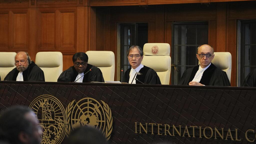 The International Court of Justice (Photo: Peter Dejong/AP) נשיא בית הדין הבינלאומי לצדק, יוג'י איוואסאווה (במרכז)