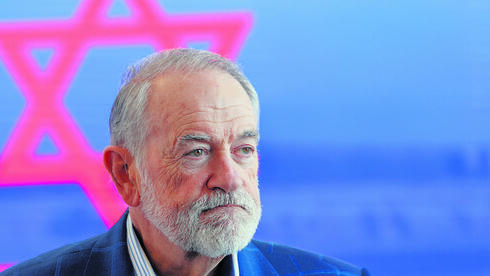 מייק האקבי באירוע של מגן דוד אדום