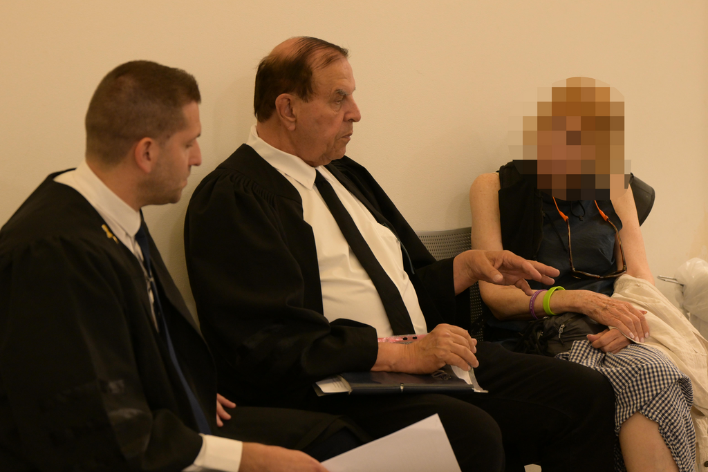 החשודה מימין, עו"ד גיא ארנברג משמאל, עו"ד גיורא זילברשטיין באמצע