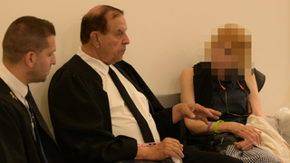 החשודה מימין, עו"ד גיא ארנברג משמאל, עו"ד גיורא זילברשטיין באמצע