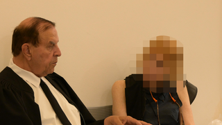 החשודה מימין, עו"ד גיא ארנברג משמאל, עו"ד גיורא זילברשטיין באמצע