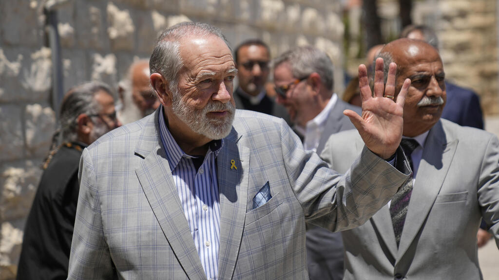 Mike Huckabee in the village of Taybeh, July 2025 (Photo: Nasser Nasser/AP) מייק האקבי בכפר א־טייבה