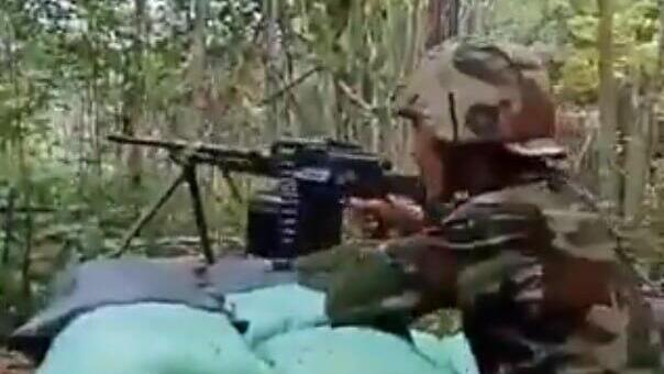 כוחות קמבודיים יורים