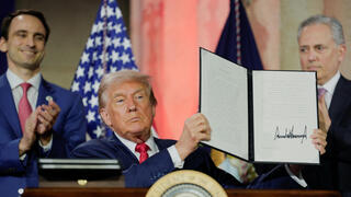 טראמפ מציג את הצו עליו חתם באירוע הצגת תוכנית ה-AI של הממשל