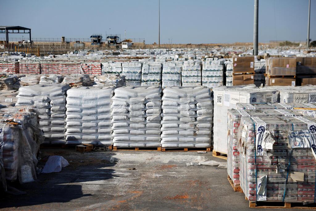 Humanitarian aid waiting at Kerem Shalom border crossing (Photo: REUTERS/Amir Cohen) סיוע הומניטרי בכרם שלום