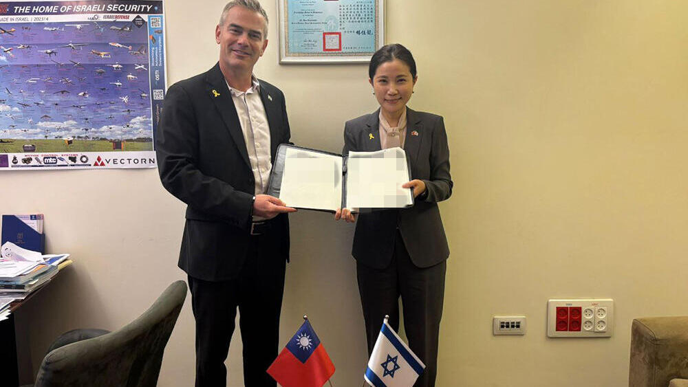 ראש נציגות טאיוואן בישראל אבבי לי, ח"כ בועז טופורובסקי וטל אוהד