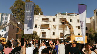 הריסת מבנה ישן במסגרת פינוי בינוי ביהוד מונוסון מתחם מוהליבר 