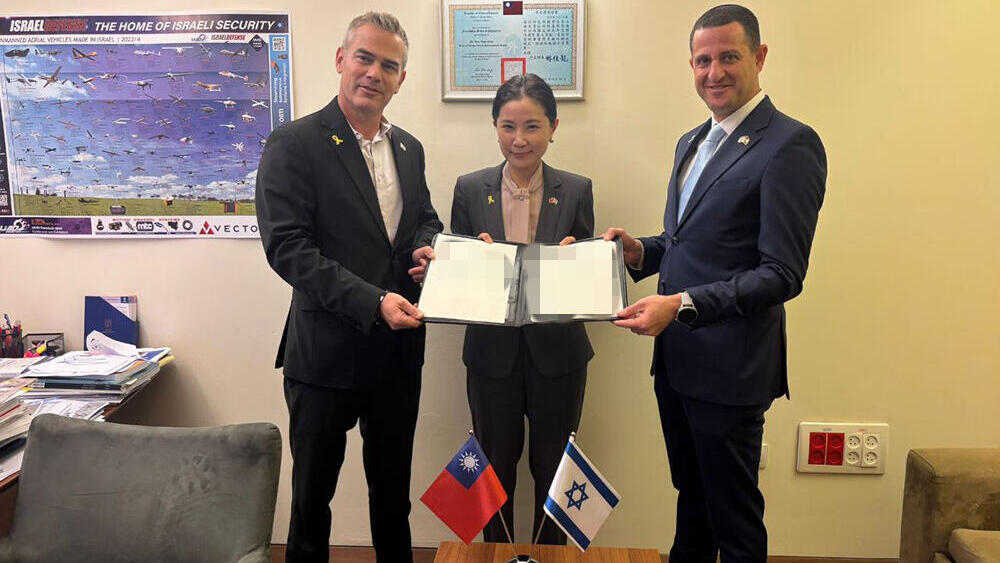 ראש נציגות טאיוואן בישראל אבבי לי, ח"כ בועז טופורובסקי וטל אוהד
