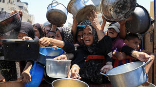 תור ל מזון בעיר עזה בצל טענות למשבר רעב תת-תזונה ברצועה