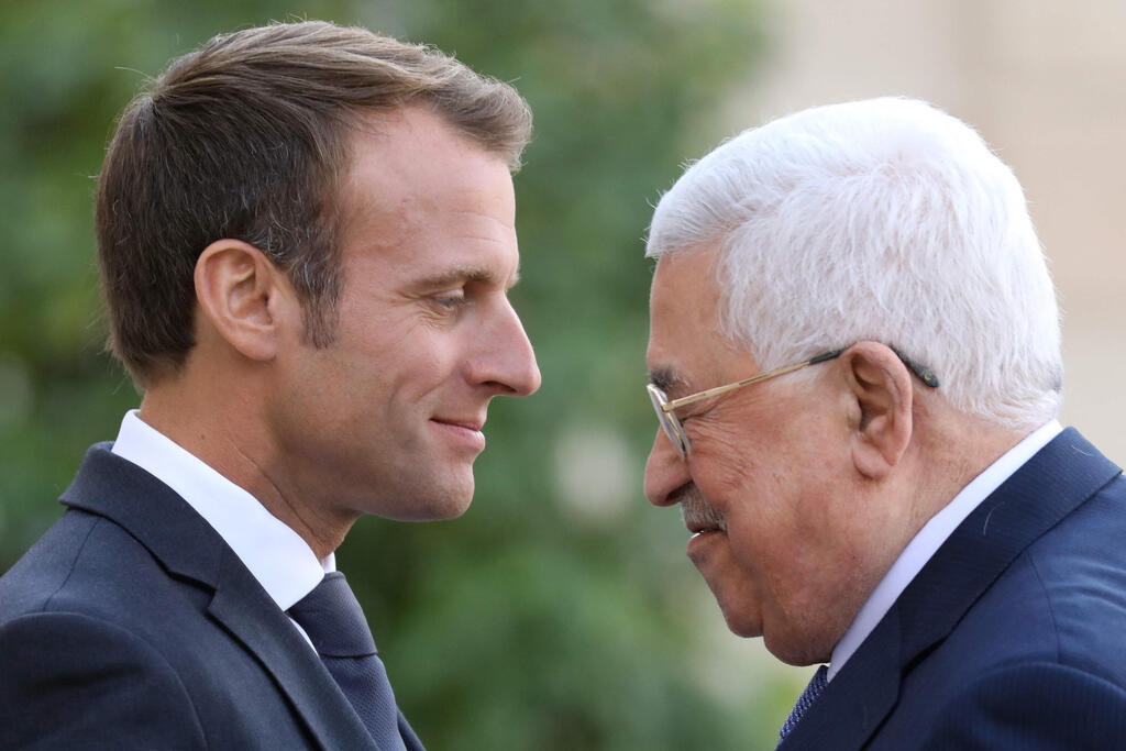 French President Emmanuel Macron and Palestinian Authority Chairman Mahmoud Abbas (Photo: LUDOVIC MARIN / AFP) נשיא צרפת עמונואל מקרון עם ראש הרשות הפלסטינית אבו מאזן