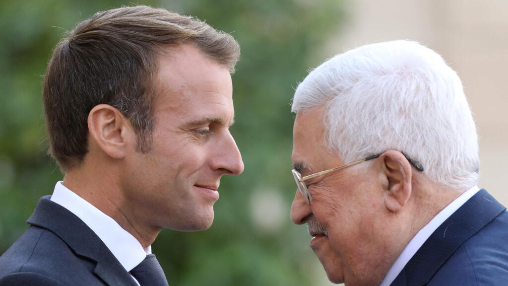 French President Emmanuel Macron with Palestinian President Mahmoud Abbas (Photo: Ludovic Marin/ AFP) נשיא צרפת עמונואל מקרון עם ראש הרשות הפלסטינית אבו מאזן
