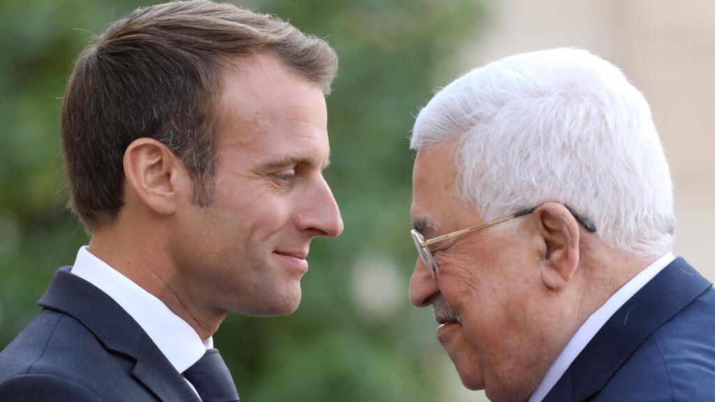 French President Emmanuel Macron and Palestinian President Mahmoud Abbas (Photo: Ludovic Marin/ AFP) נשיא צרפת עמונואל מקרון עם ראש הרשות הפלסטינית אבו מאזן
