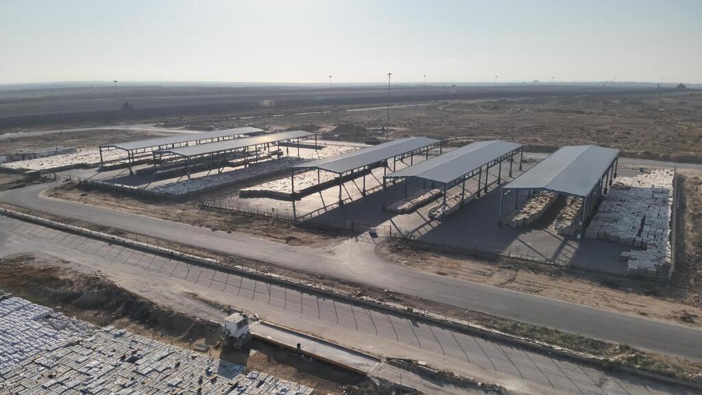  תכולת המשאיות הממתינות לאיסוף והפצה של גורמי האו"ם בצד הפלסטיני של מעבר כרם שלום