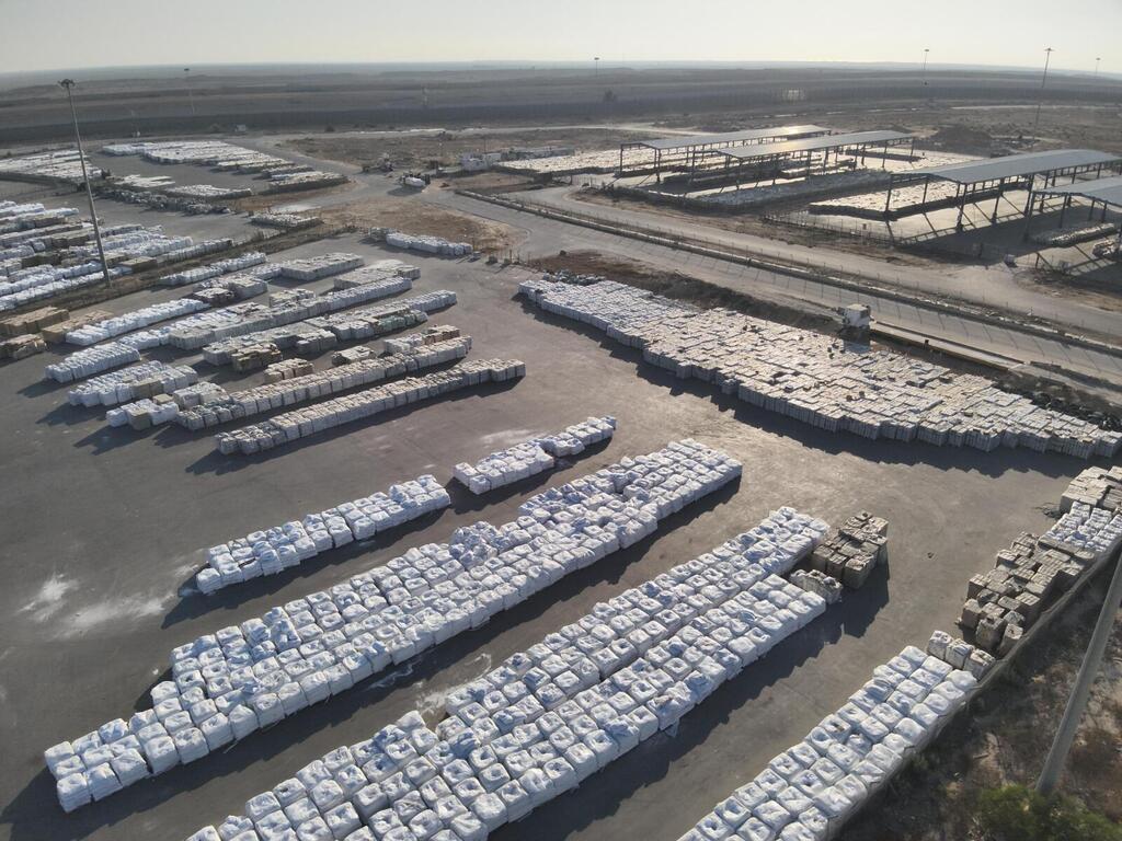  תכולת המשאיות הממתינות לאיסוף והפצה של גורמי האו"ם בצד הפלסטיני של מעבר כרם שלום