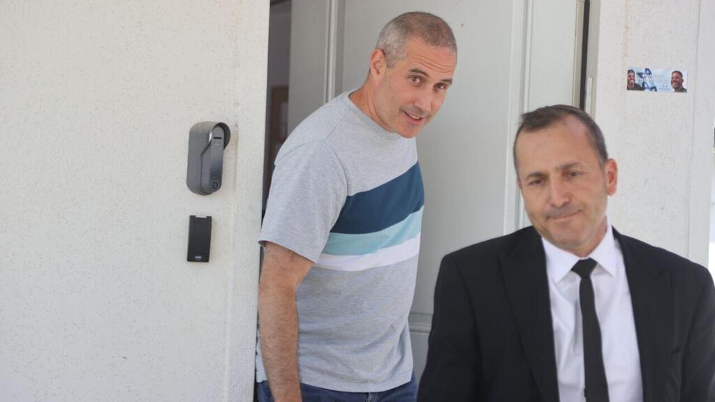 חבר הכנסת חנוך מילביצקי יוצא מהחקירה ב-433