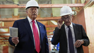 פאוול וטראמפ במהלך הסיור במתחם הפד