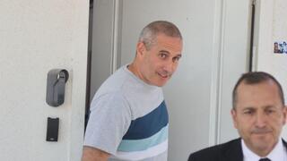 חבר הכנסת חנוך מילביצקי יוצא מהחקירה ב-433